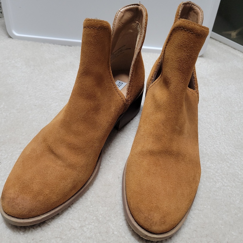 PRE-OWNED STEVE MADDEN SHARINI CUT-OUT BOOTIES